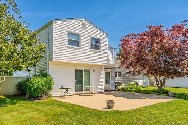 8 Lisa Court, Medford, NY 11763