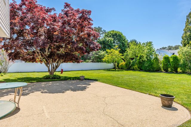8 Lisa Court, Medford, NY 11763