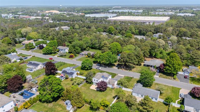 8 Lisa Court, Medford, NY 11763