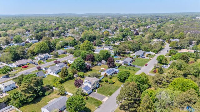 8 Lisa Court, Medford, NY 11763