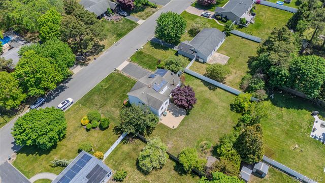 8 Lisa Court, Medford, NY 11763