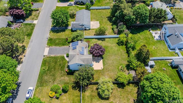 8 Lisa Court, Medford, NY 11763