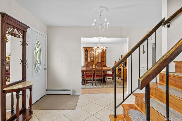 8 Lisa Court, Medford, NY 11763