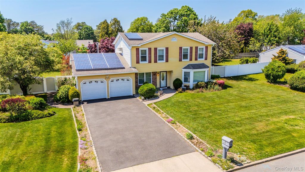8 Lisa Court, Medford, NY 11763