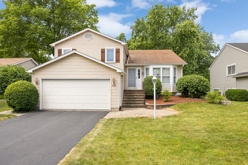 8100 Geneva Street, Woodridge, IL 60517