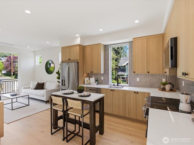 1972 25th Avenue E, Seattle, WA 98112