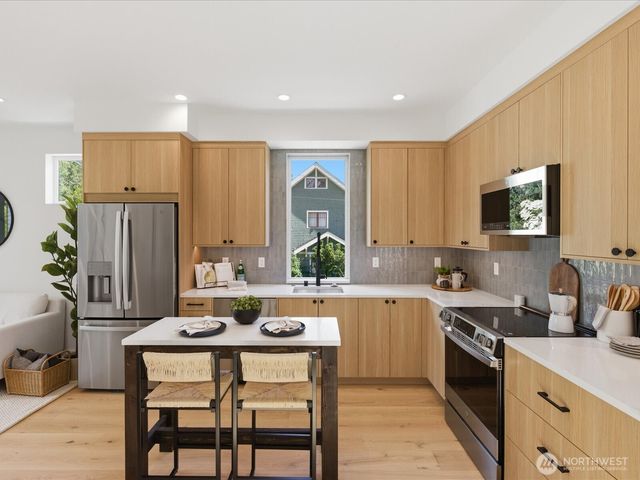 1972 25th Avenue E, Seattle, WA 98112