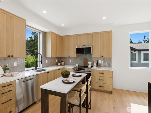 1972 25th Avenue E, Seattle, WA 98112