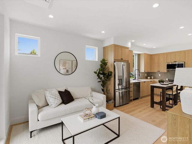 1972 25th Avenue E, Seattle, WA 98112