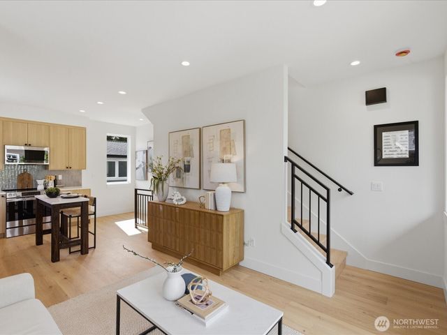 1972 25th Avenue E, Seattle, WA 98112