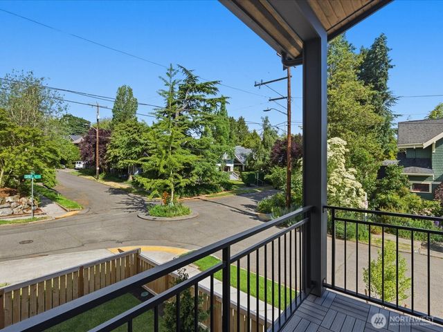 1972 25th Avenue E, Seattle, WA 98112