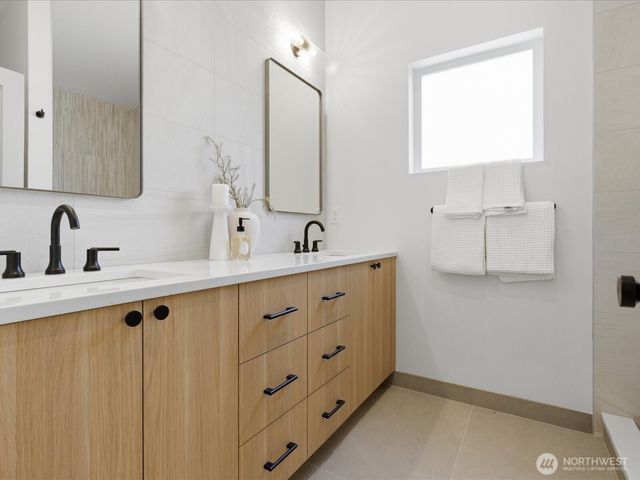 1972 25th Avenue E, Seattle, WA 98112