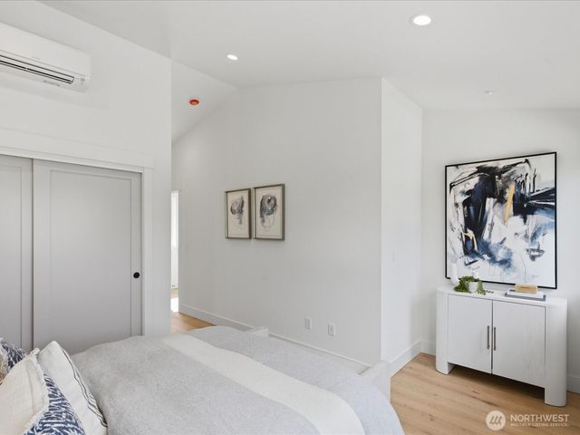 1972 25th Avenue E, Seattle, WA 98112