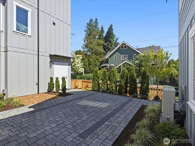 1972 25th Avenue E, Seattle, WA 98112