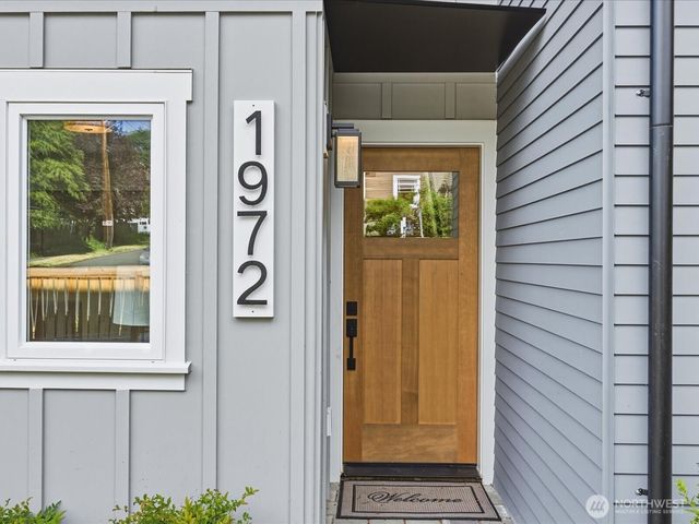 1972 25th Avenue E, Seattle, WA 98112