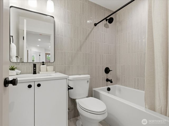 1972 25th Avenue E, Seattle, WA 98112
