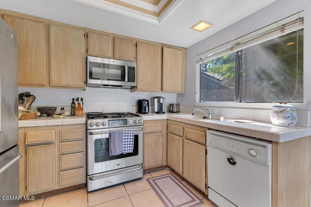 596 Via Novella, Oak Park, CA 91377