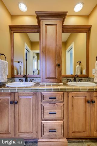 905 GREENSIDE DR, Lititz, PA 17543