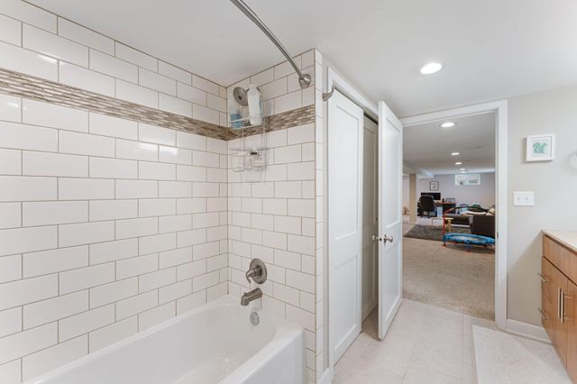 5325 Twin Lake Boulevard E, Brooklyn Center, MN 55429