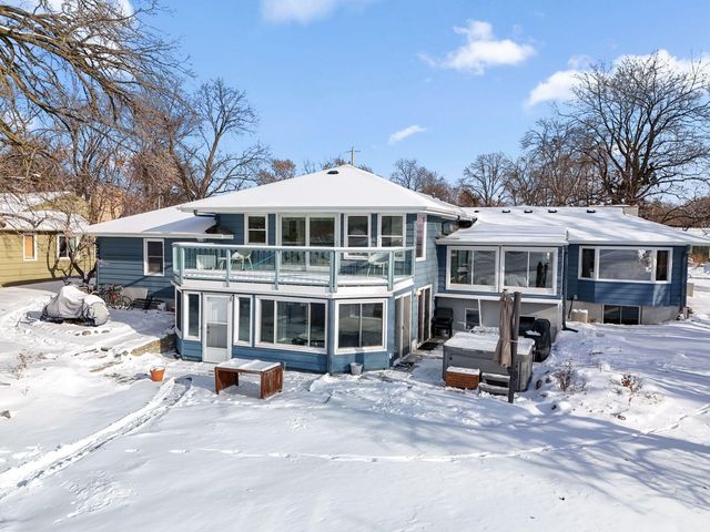 5325 Twin Lake Boulevard E, Brooklyn Center, MN 55429