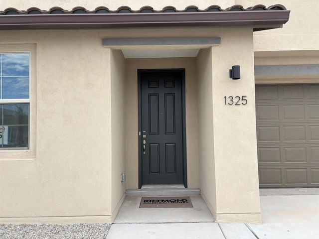 1325 Valle de Colores Street NW, Los Lunas, NM 87031