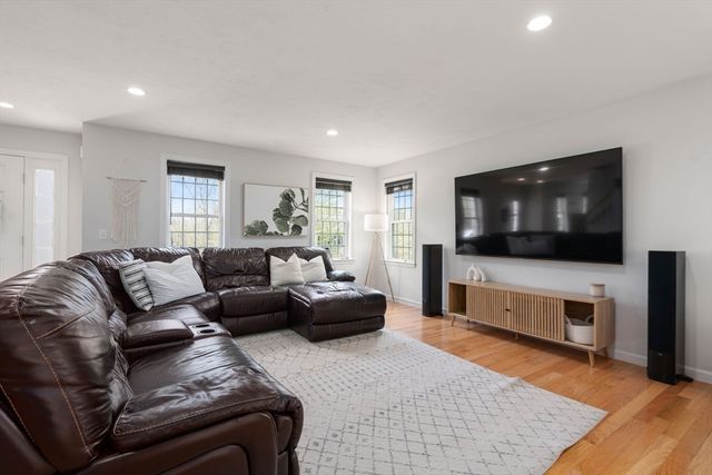 45 Cinnamon Ridge Cir, Middleboro, MA 02346