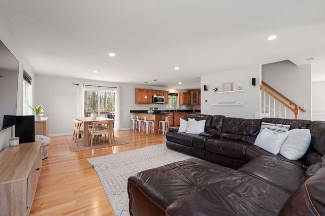 45 Cinnamon Ridge Cir, Middleboro, MA 02346