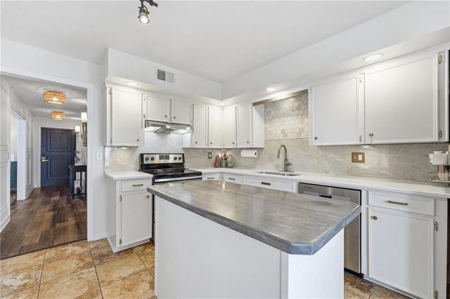 8721 Riggs Lane, Overland Park, KS 66212