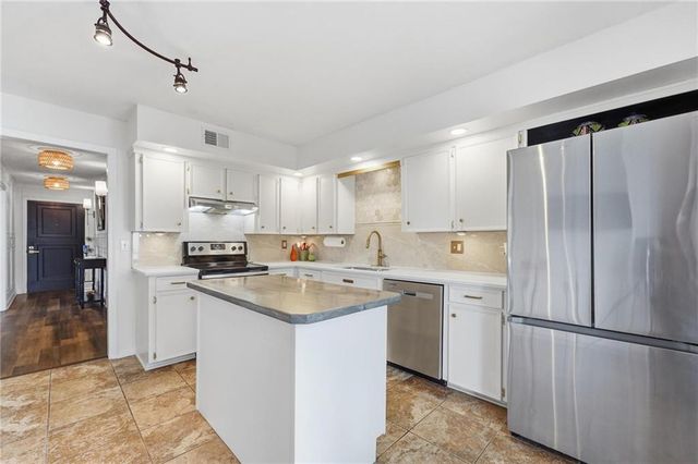 8721 Riggs Lane, Overland Park, KS 66212