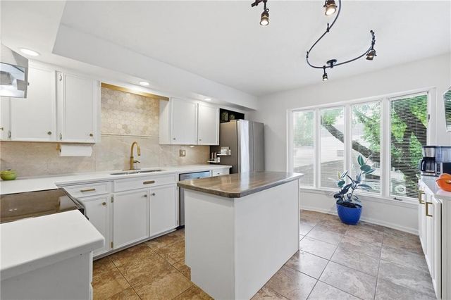 8721 Riggs Lane, Overland Park, KS 66212