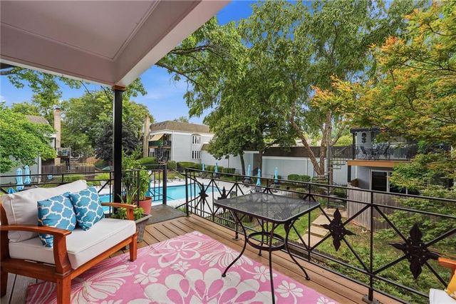 8721 Riggs Lane, Overland Park, KS 66212