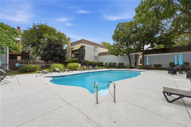 8721 Riggs Lane, Overland Park, KS 66212