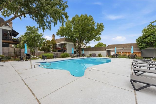 8721 Riggs Lane, Overland Park, KS 66212