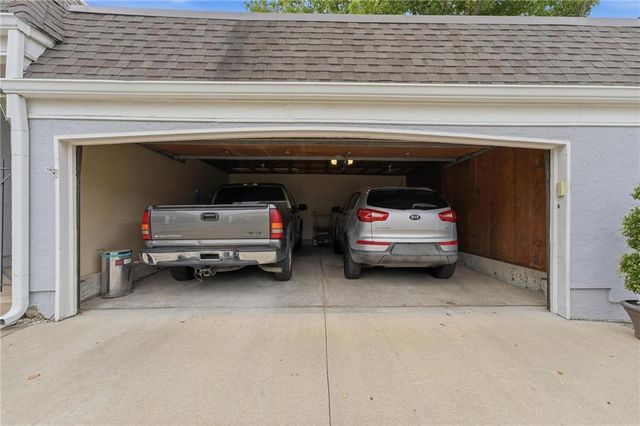 8721 Riggs Lane, Overland Park, KS 66212