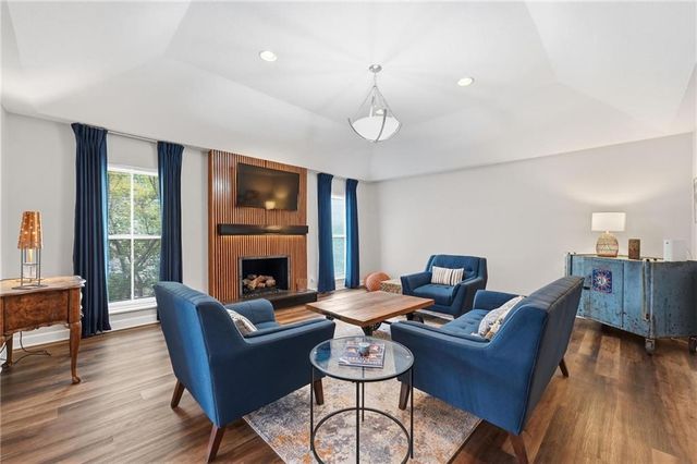 8721 Riggs Lane, Overland Park, KS 66212