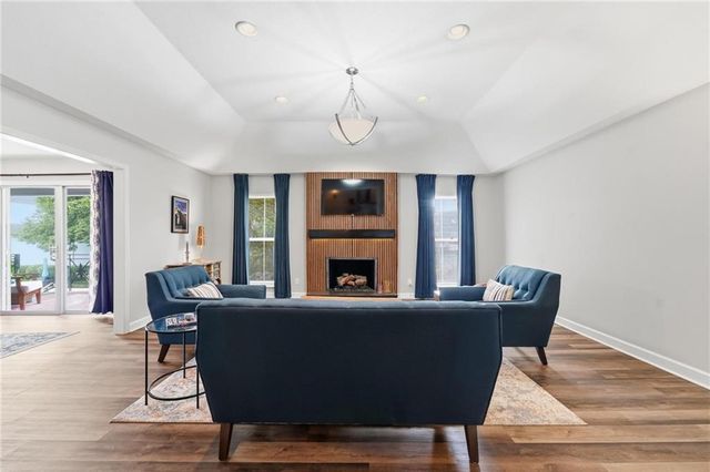8721 Riggs Lane, Overland Park, KS 66212