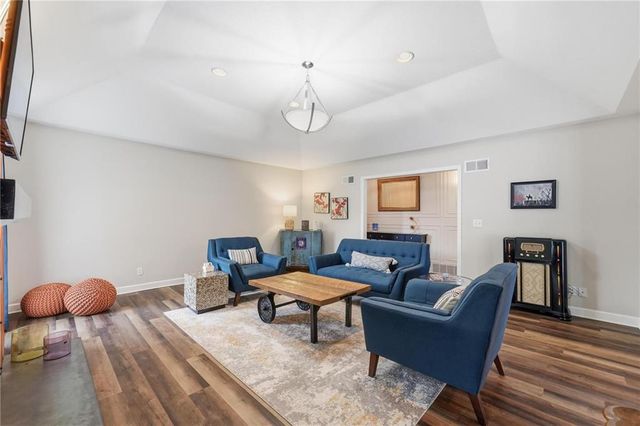 8721 Riggs Lane, Overland Park, KS 66212