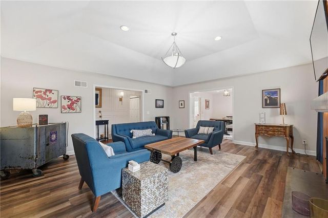 8721 Riggs Lane, Overland Park, KS 66212