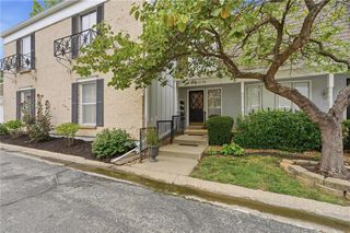 8721 Riggs Lane, Overland Park, KS 66212