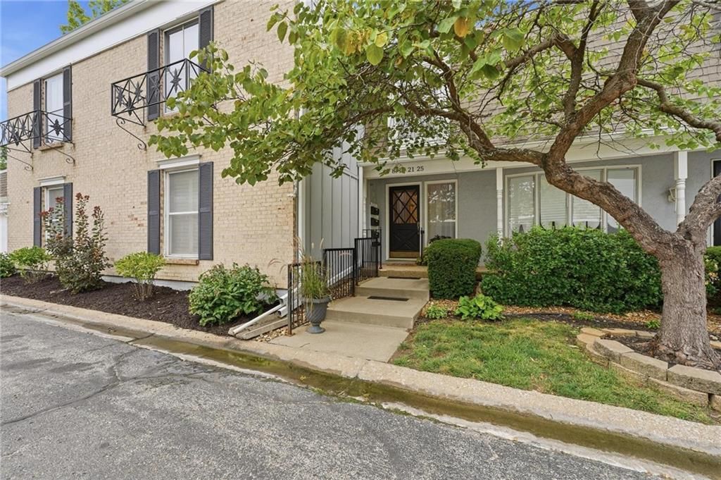 8721 Riggs Lane, Overland Park, KS 66212