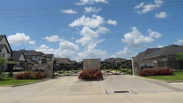 1916 Silver Point Court, Friendswood, TX 77546