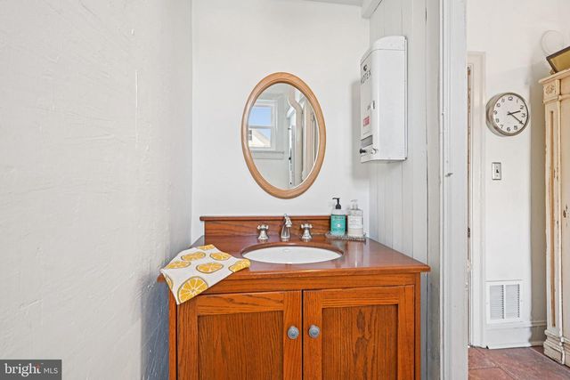 203 W BROAD ST, Burlington, NJ 08016