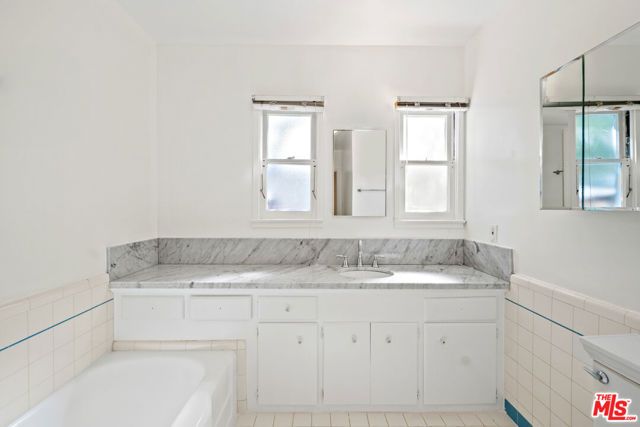 2124 Hillsboro Avenue, Los Angeles, CA 90034