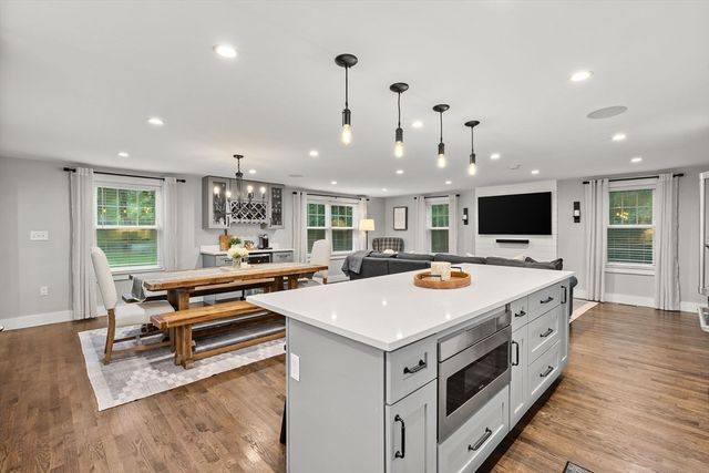 21 Arrowhead Rd, Topsfield, MA 01983