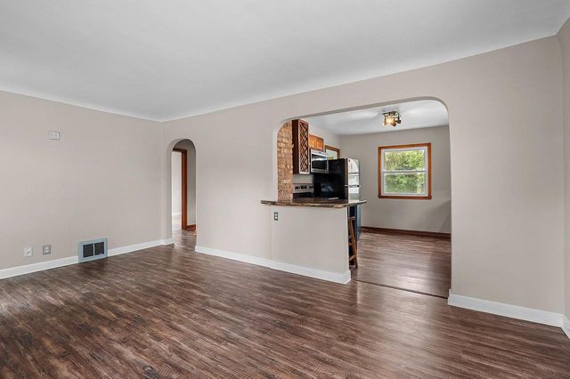 2214 N DIVISION STREET, Appleton, WI 54911