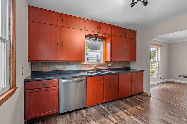 2214 N DIVISION STREET, Appleton, WI 54911