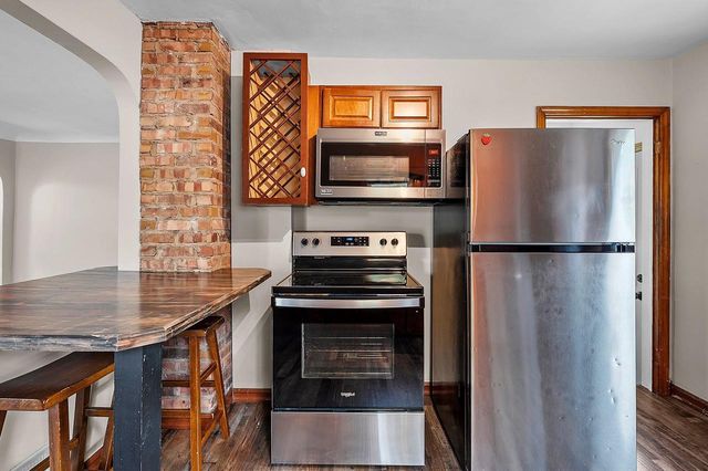 2214 N DIVISION STREET, Appleton, WI 54911