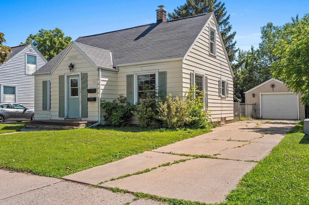 2214 N DIVISION STREET, Appleton, WI 54911