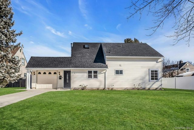 25 Turn Lane, Levittown, NY 11756