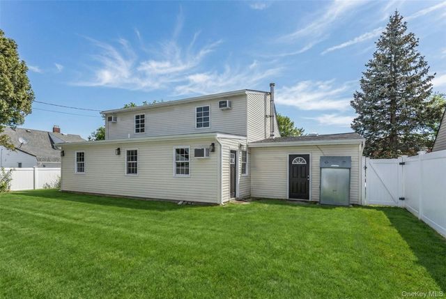 25 Turn Lane, Levittown, NY 11756